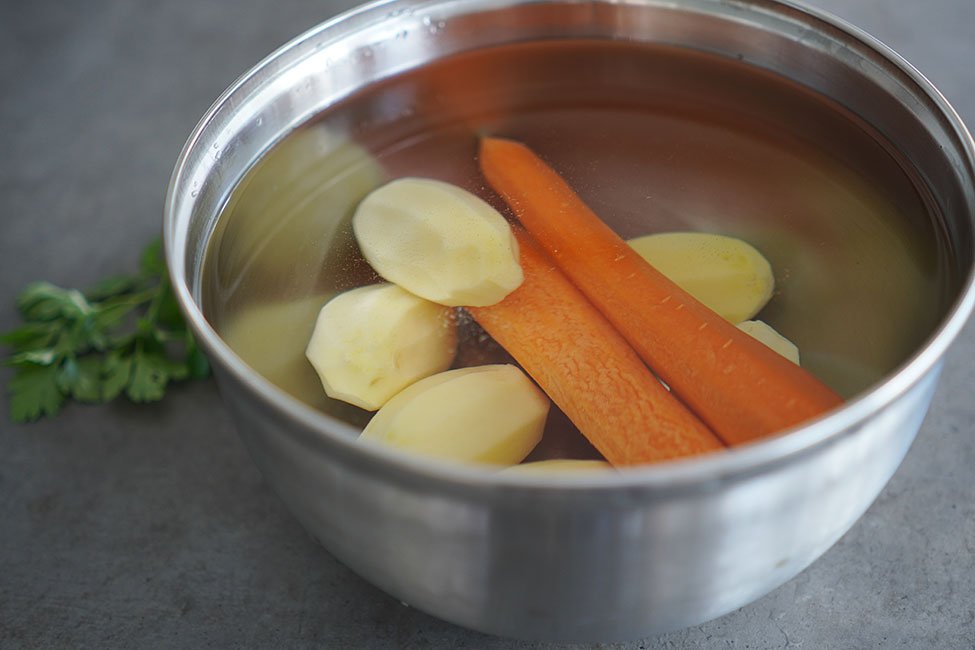 cartofi și morcovi in apa rece