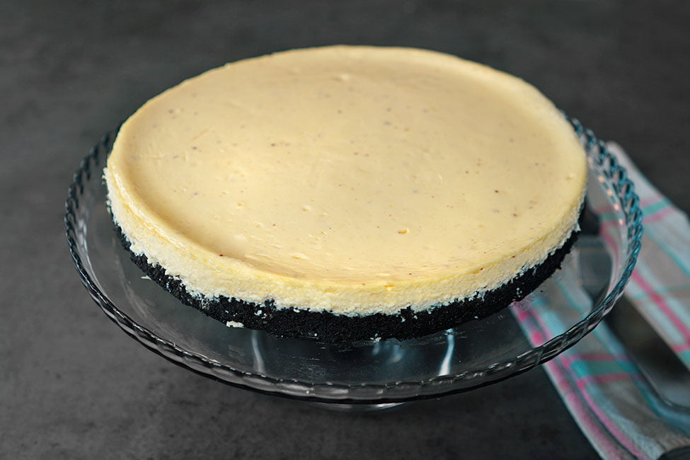 cheesecake clasic cu oreo scos din forma