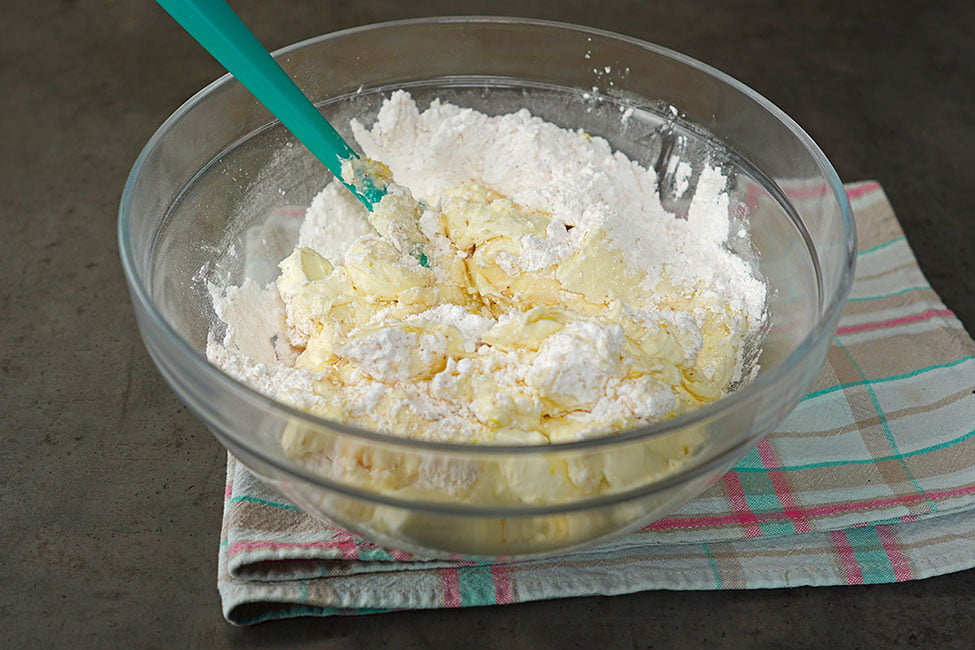 crema de branza amestecata cu zahar pudra si vanilie