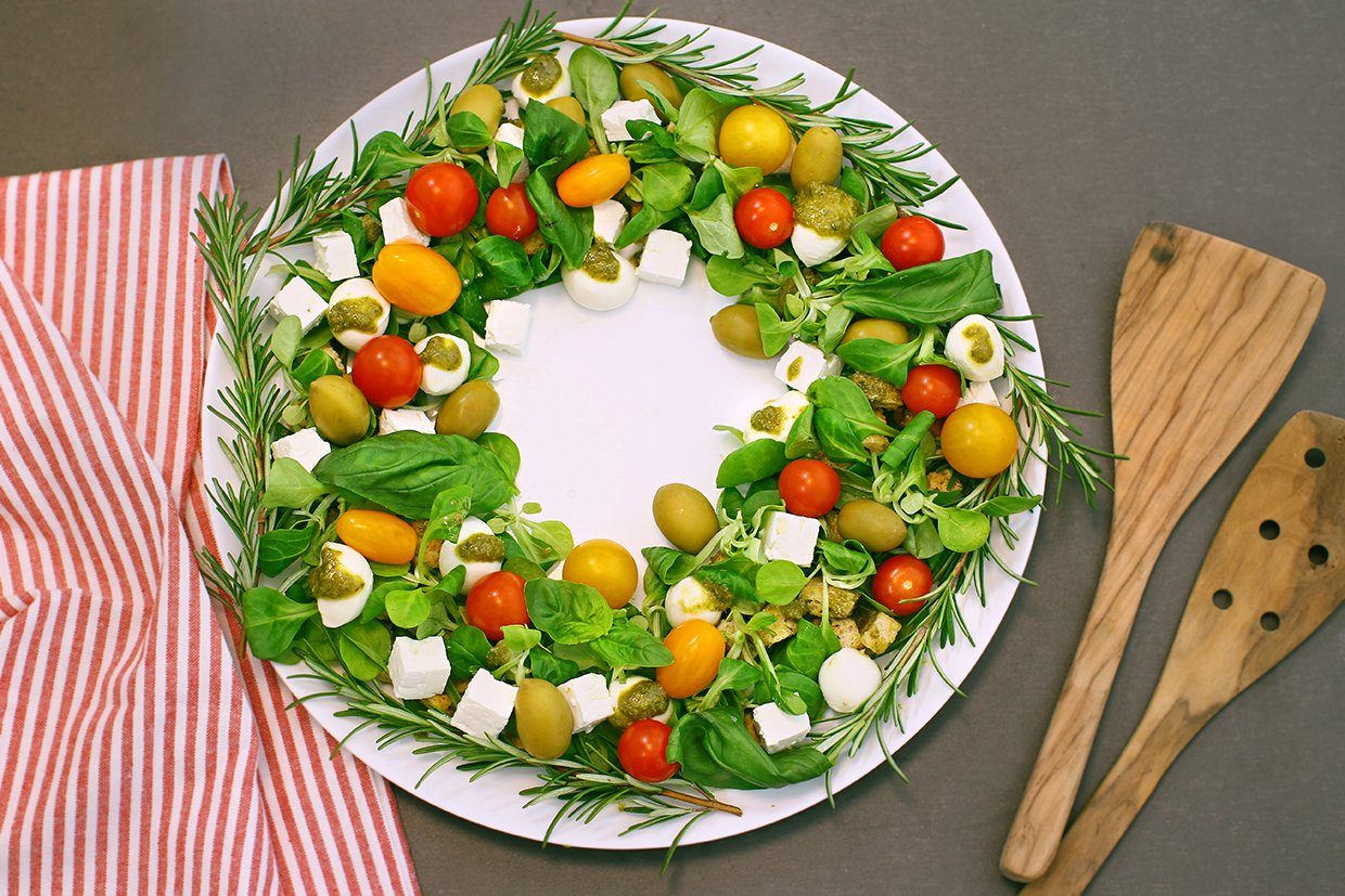 Salata Coroniță de Crăciun, cu brânză, roșii și pesto - rețetă video