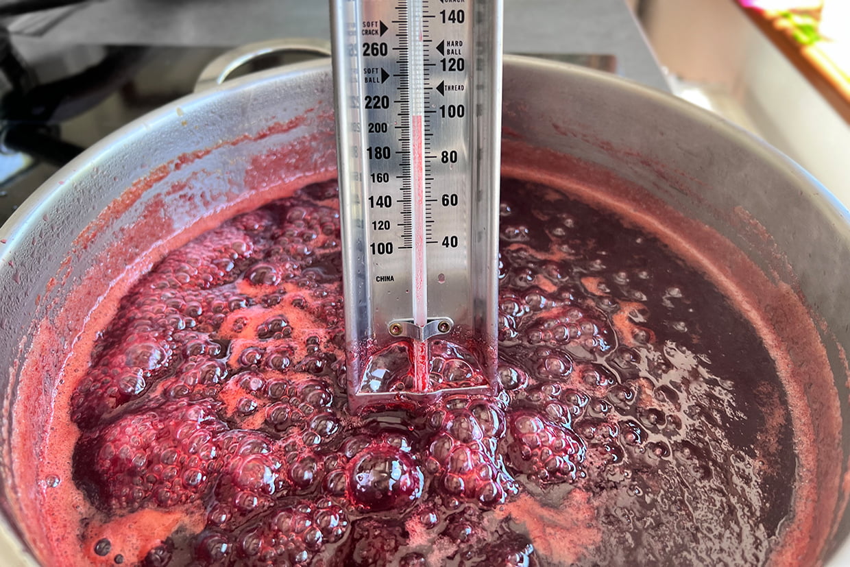 Gem de cireșe gata fiert la temperatura de 106 grade Celsius