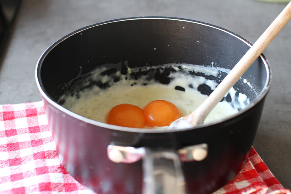 adaugare galbenusuri in sosul de baza pentru sufleu de broccoli
