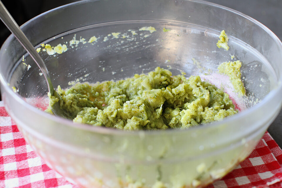 broccoli zdrobit cu furculița