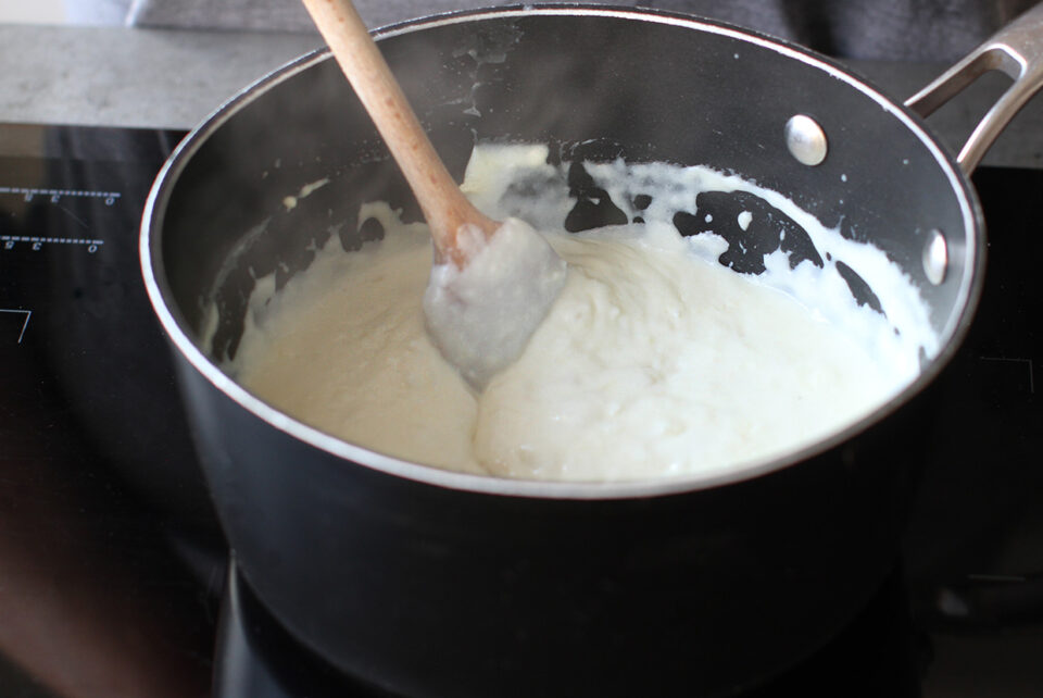 fierbere sos de baza bechamel cu ceapa calita