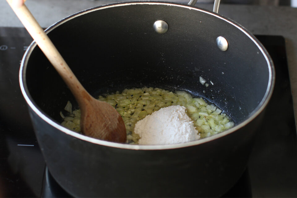 preparare bechamel cu ceapa calita