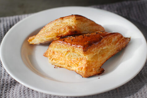 Trigoane aperitiv cu șuncă și brânză – din foietaj fals