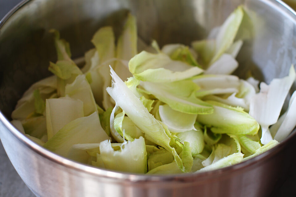 frunze de andive in castron pregatite pentru salata de andive