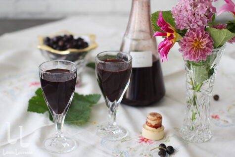 Lichior de coacăze negre cu vin roșu – rețeta franțuzească crème de cassis
