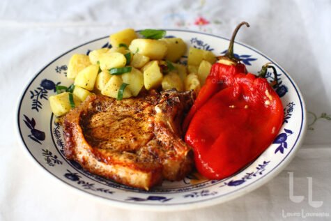 Cotlet de porc rumen, cartofi aurii și salată de ardei copți – totul la Air Fryer – video