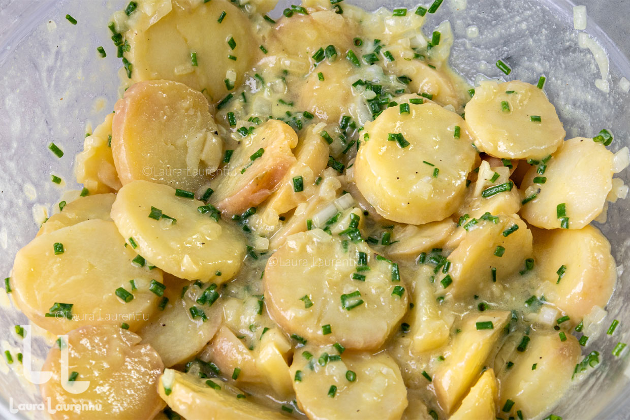 adaugare chives in salata bavareza de cartofi