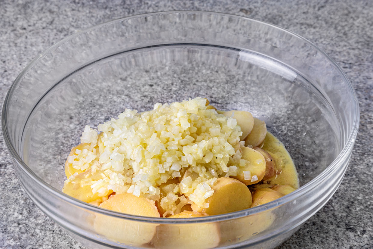 adaugare dressing si ceapa peste cartofi preparare salata bavareza de cartofi