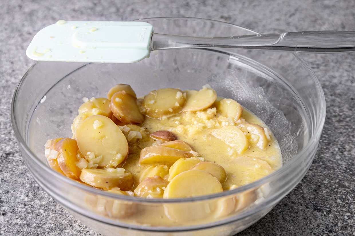 amestecare salata bavareza de cartofi reteta pas cu pas