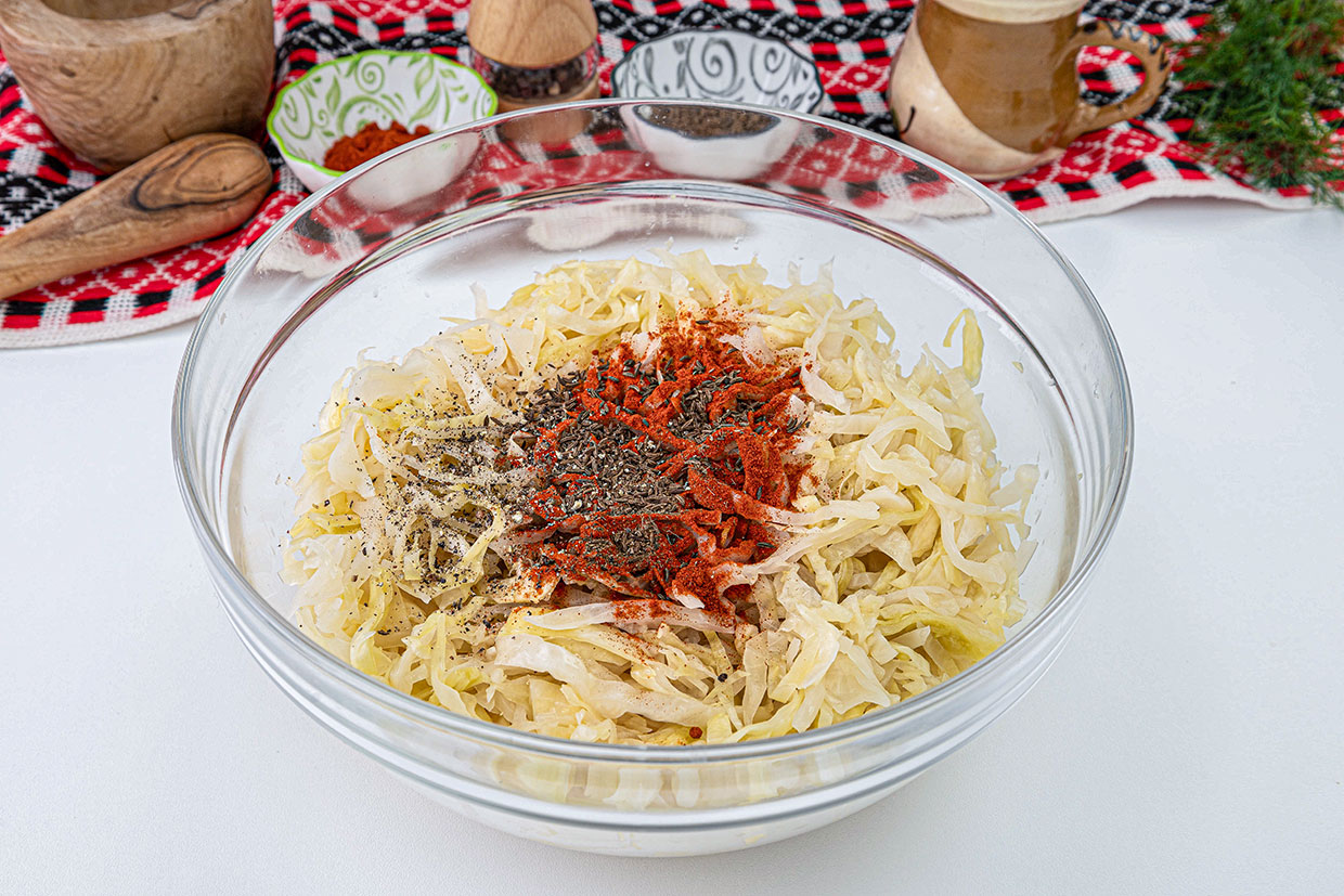 adaugare chimen paprika si piper