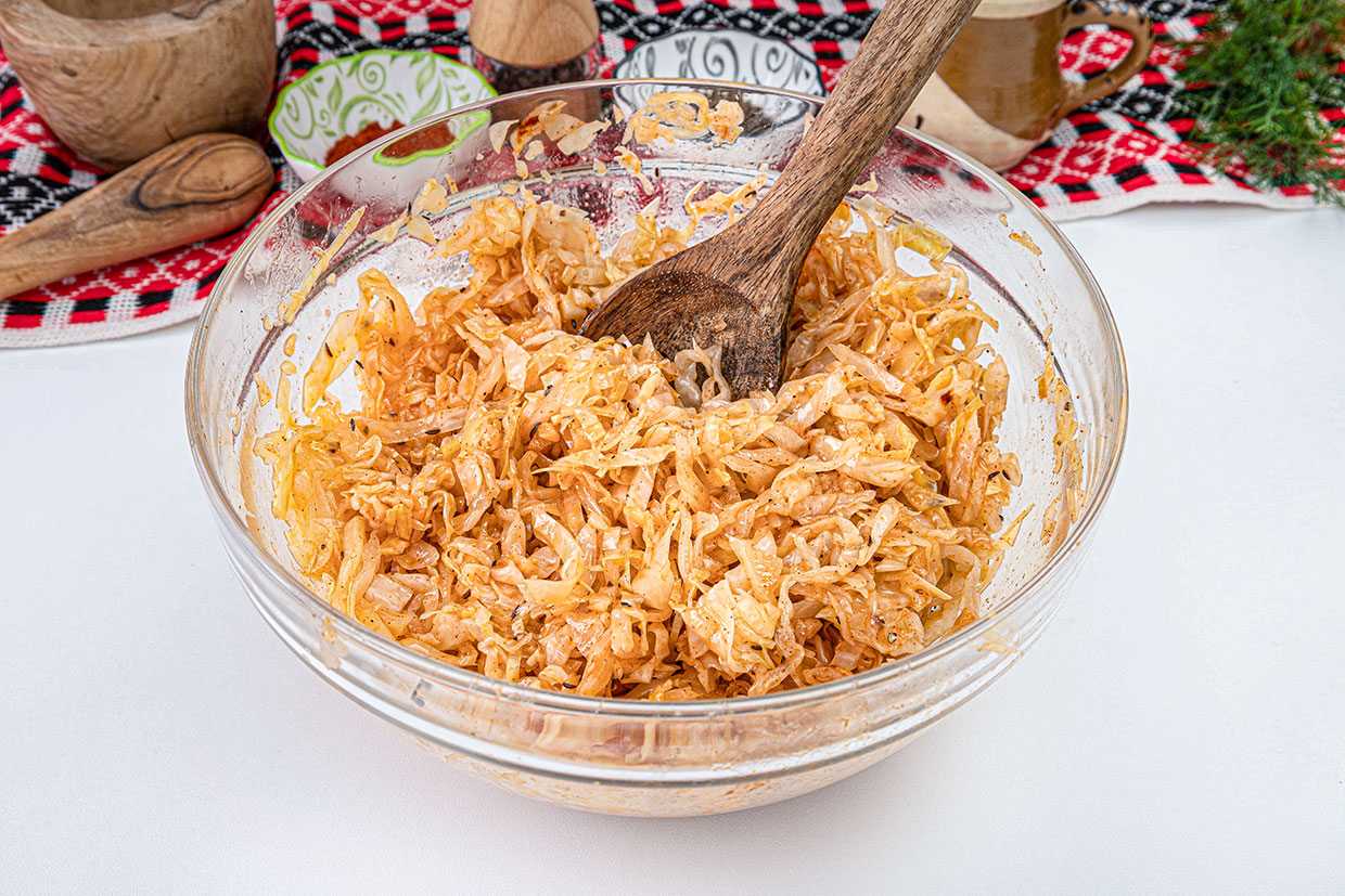 amestecare salata de varza murata