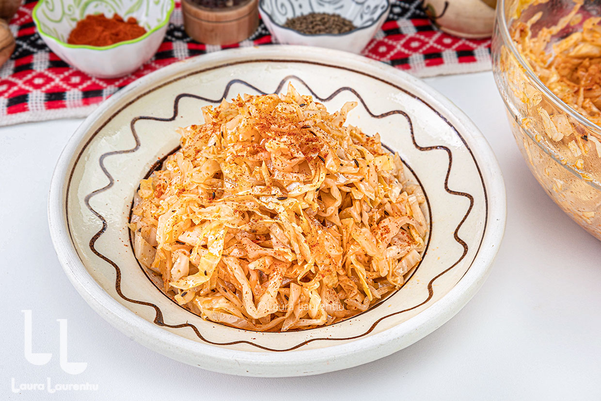 Salată de varză murată cu chimen și paprika – rețetă simplă, tradițională
