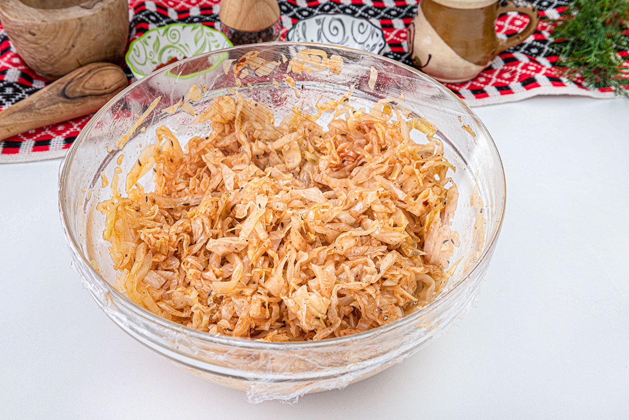 salata de varza murata infoliata in vederea pastrarii la frigider
