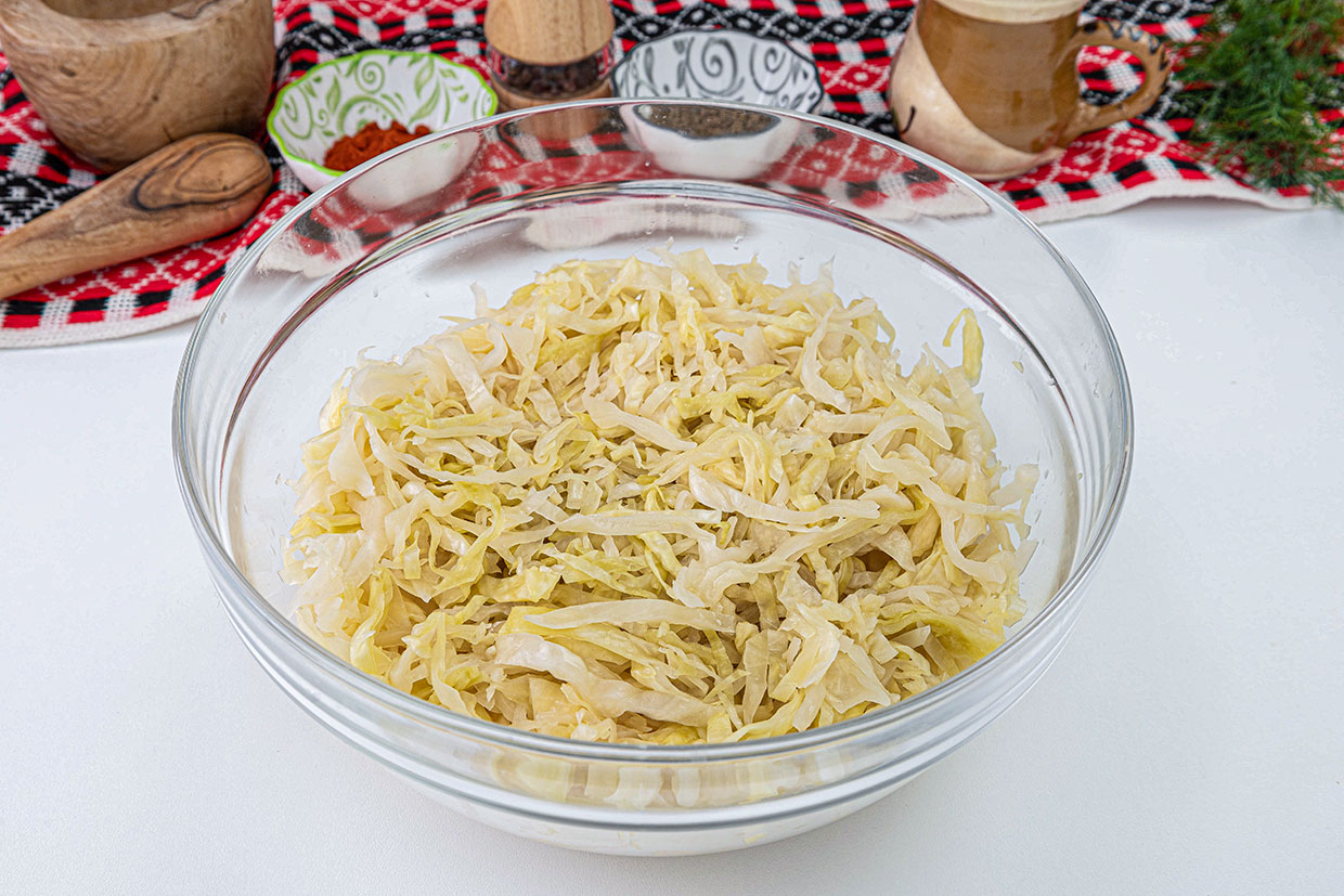 varza tocata in castron incapator