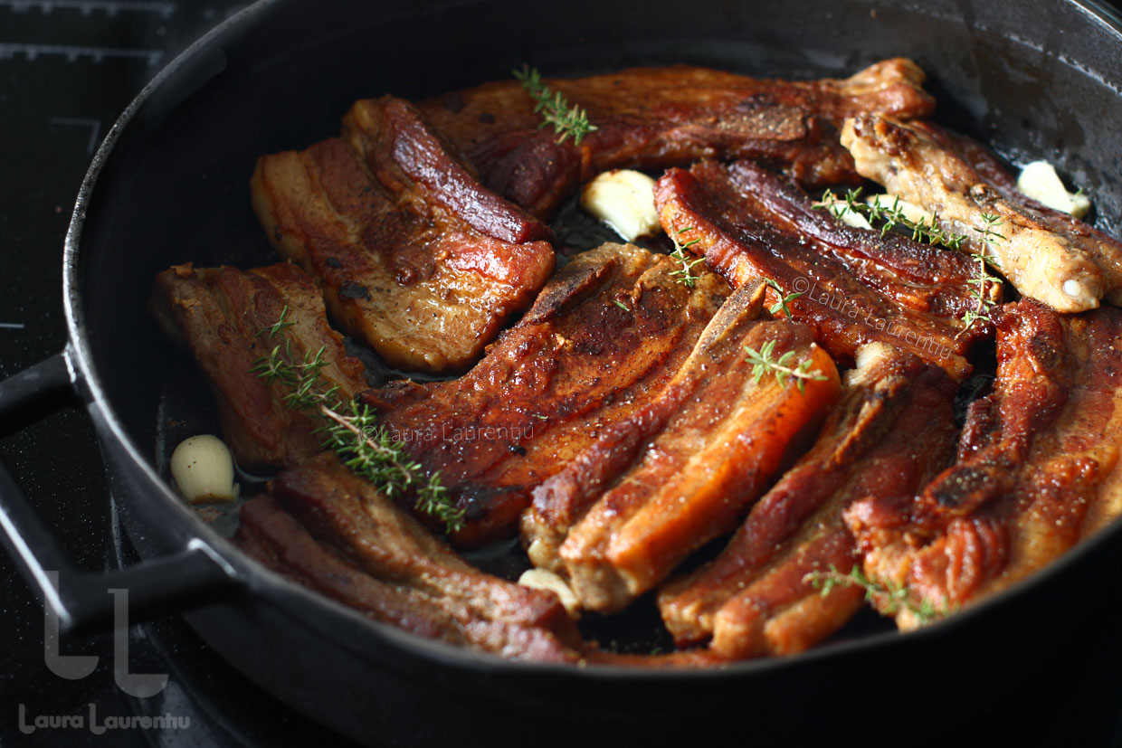 adaugare aromatice la finalul gatirii retetei de piept de porc la tigaie