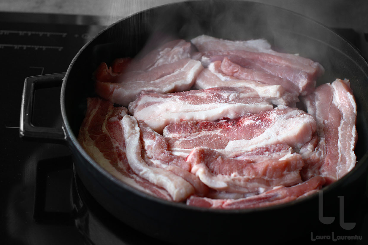 condimentare felii de piept de porc in tigaie
