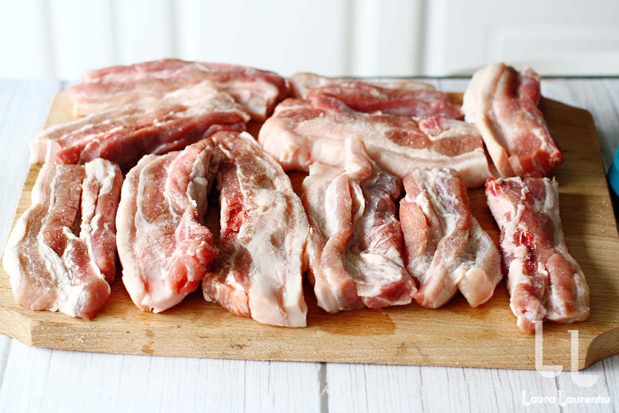 felii de piept de porc condimentate cu sare si piper