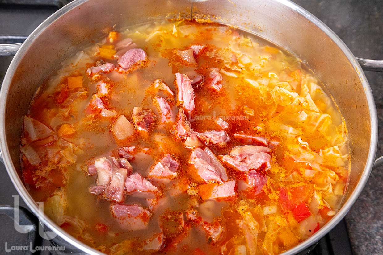 adaugare bucati de ciolan afumate in lucskos gata fiert