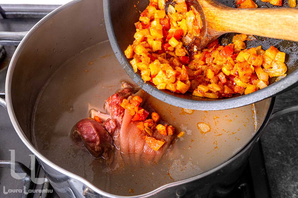 adaugare legume cu rantas in oala cu lucskos