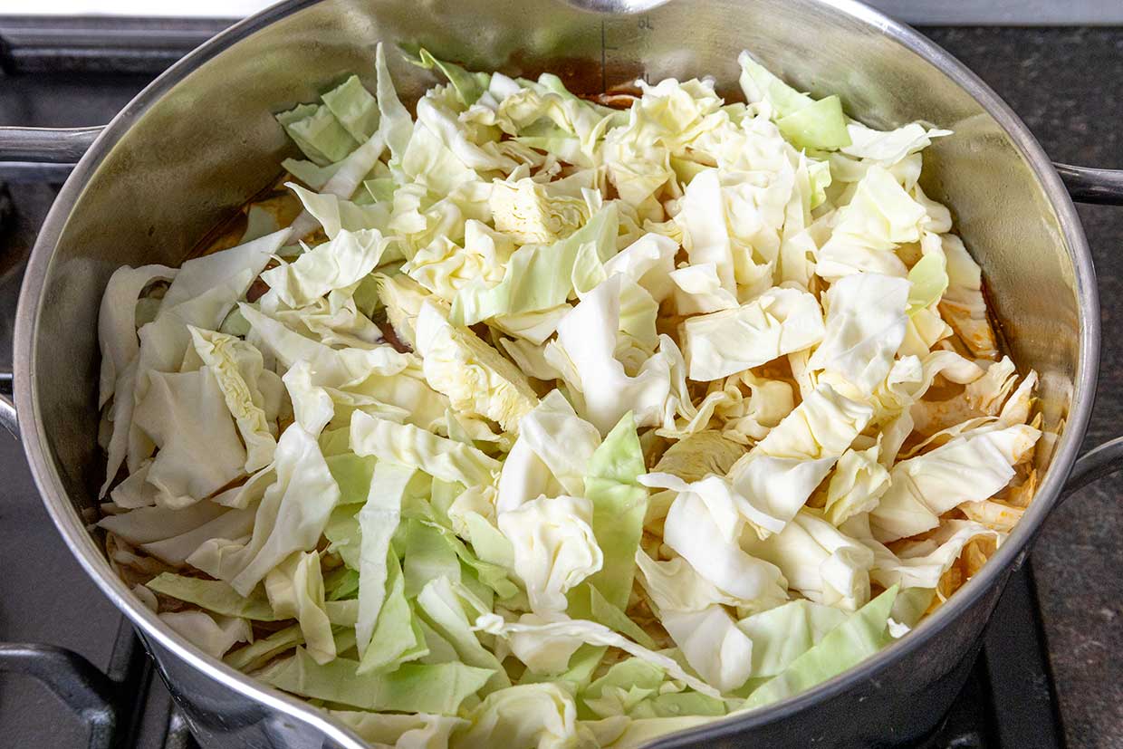 adaugarea verzei tocate in bucati medii