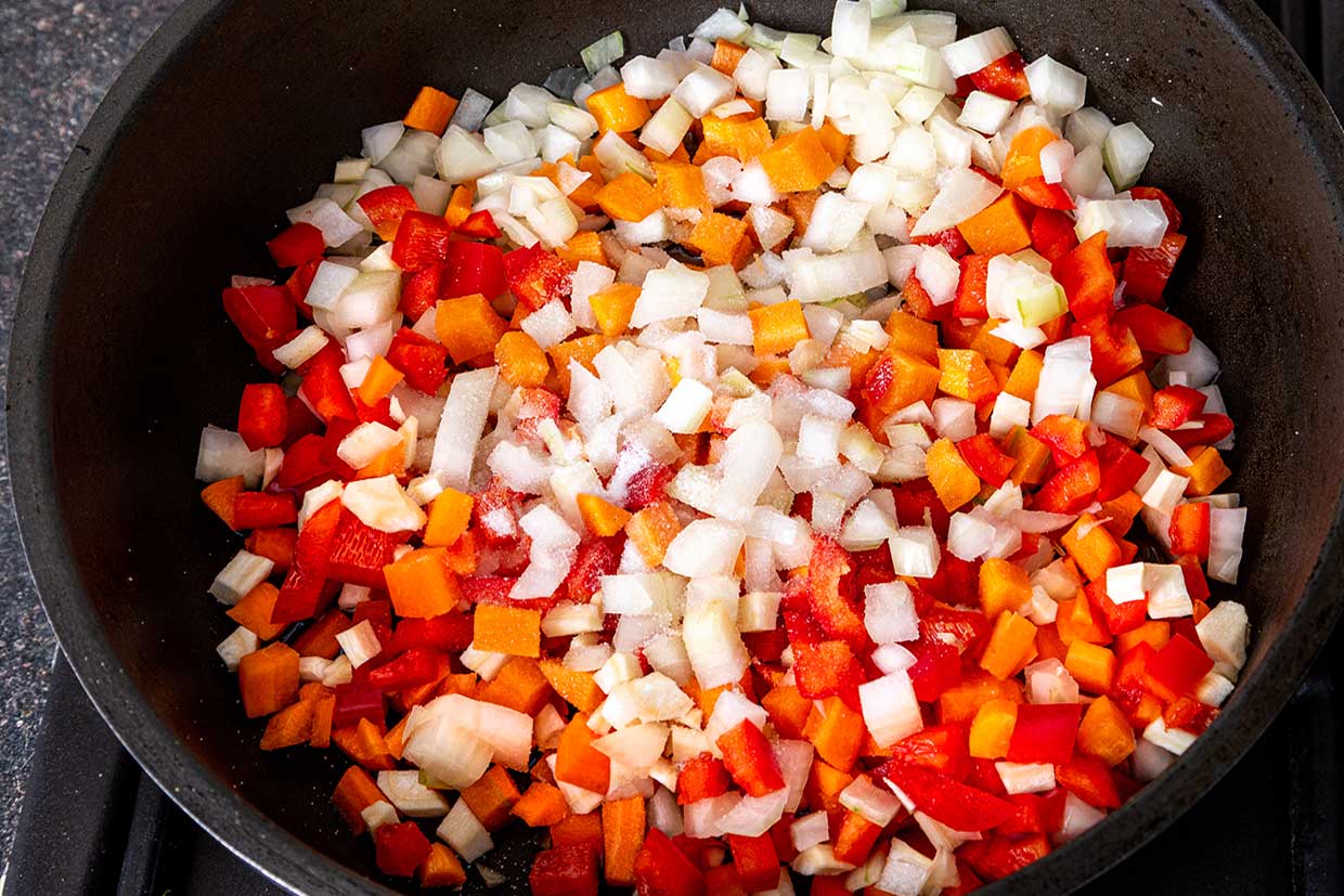 calire legume in ulei in tigaie larga