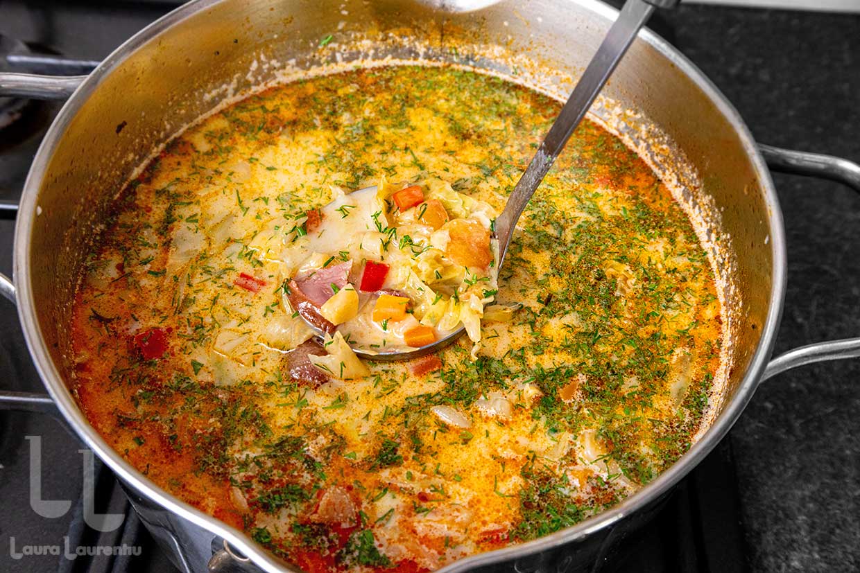 oala cu lucskos ciorba de varza ungureasca reteta din ardeal