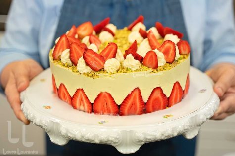 tort fraisier cu fistic reteta video tort cu capsuni si fistic reteta video laura laurentiu