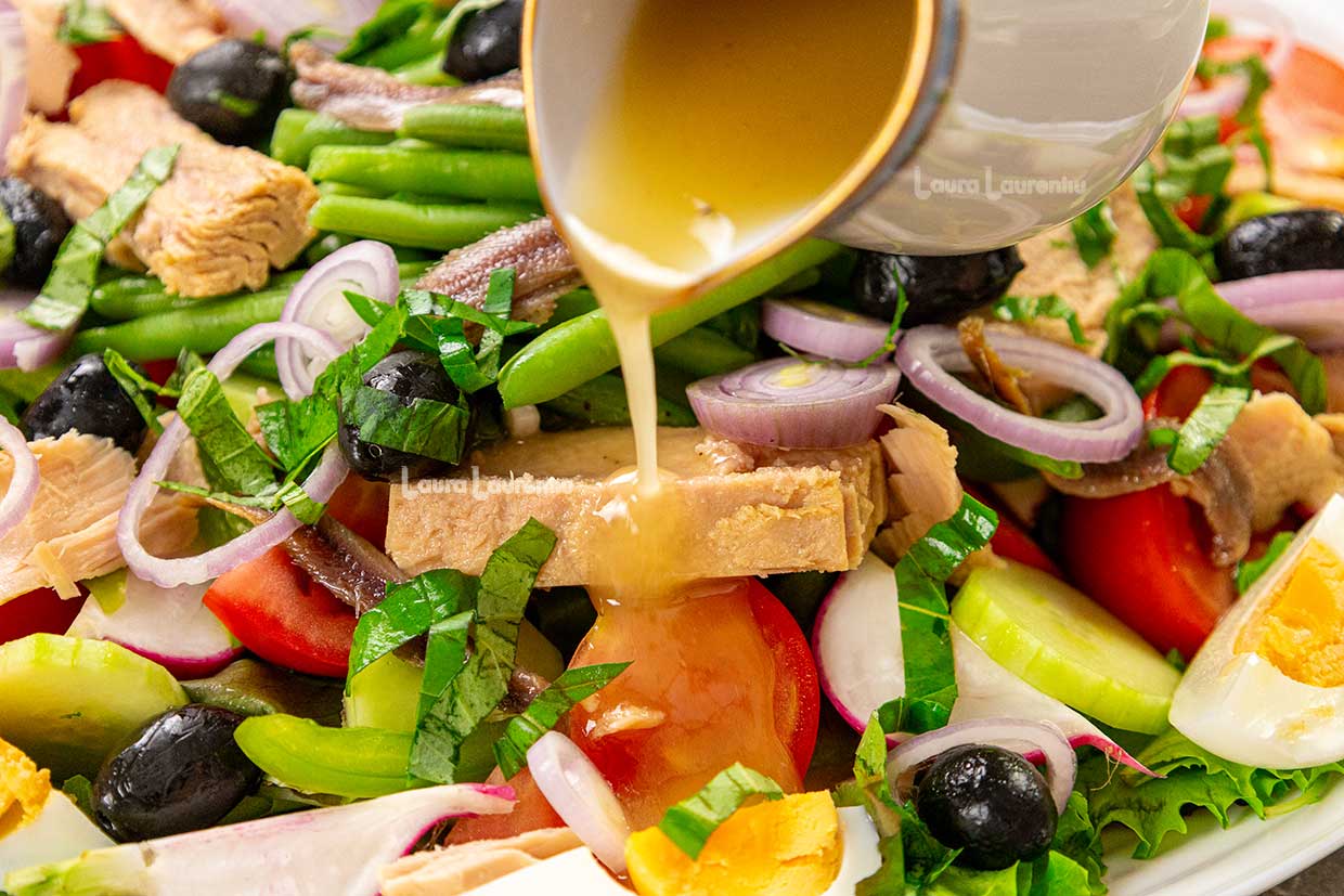 adaugarea dressingului la salata nicoise reteta
