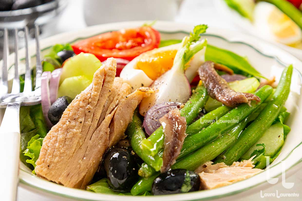 close up salata frantuzeasca cu fasole verde oua si ton
