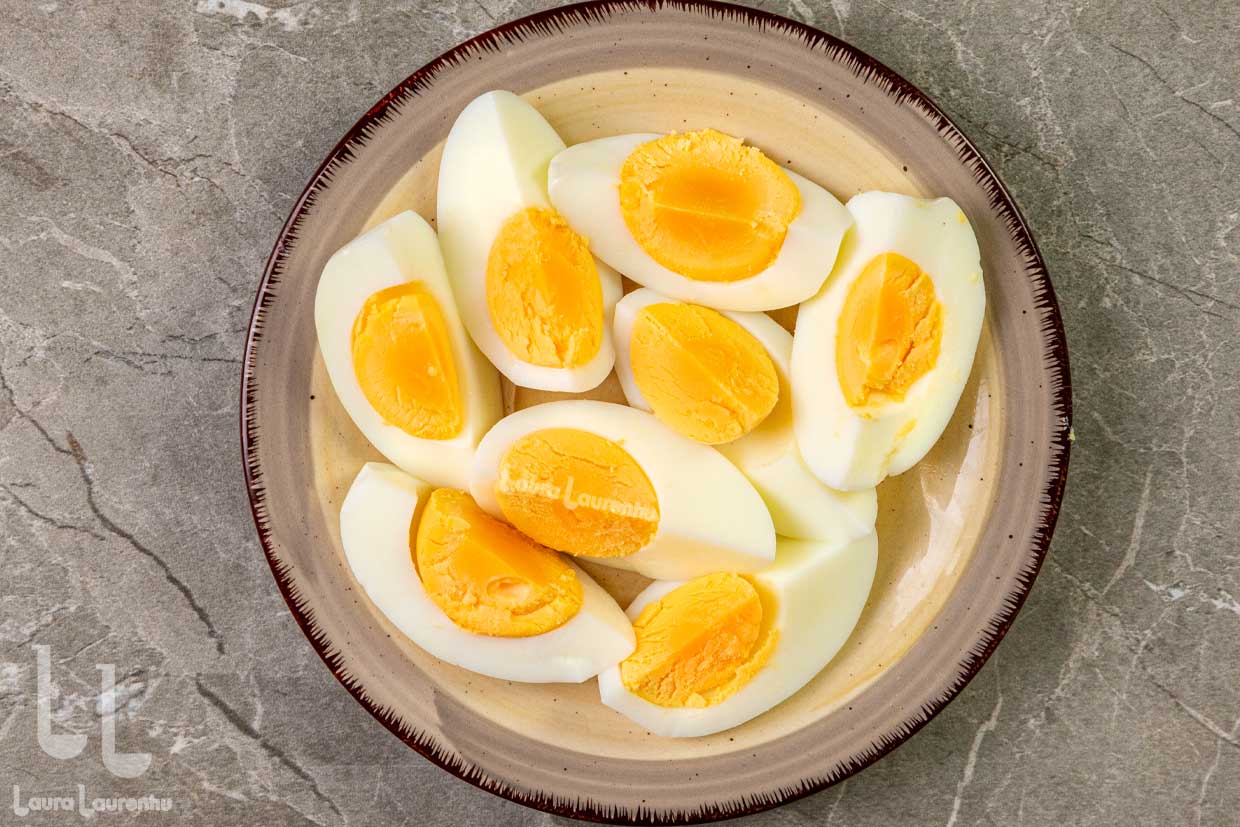 oua fierte tari taiate in sferturi