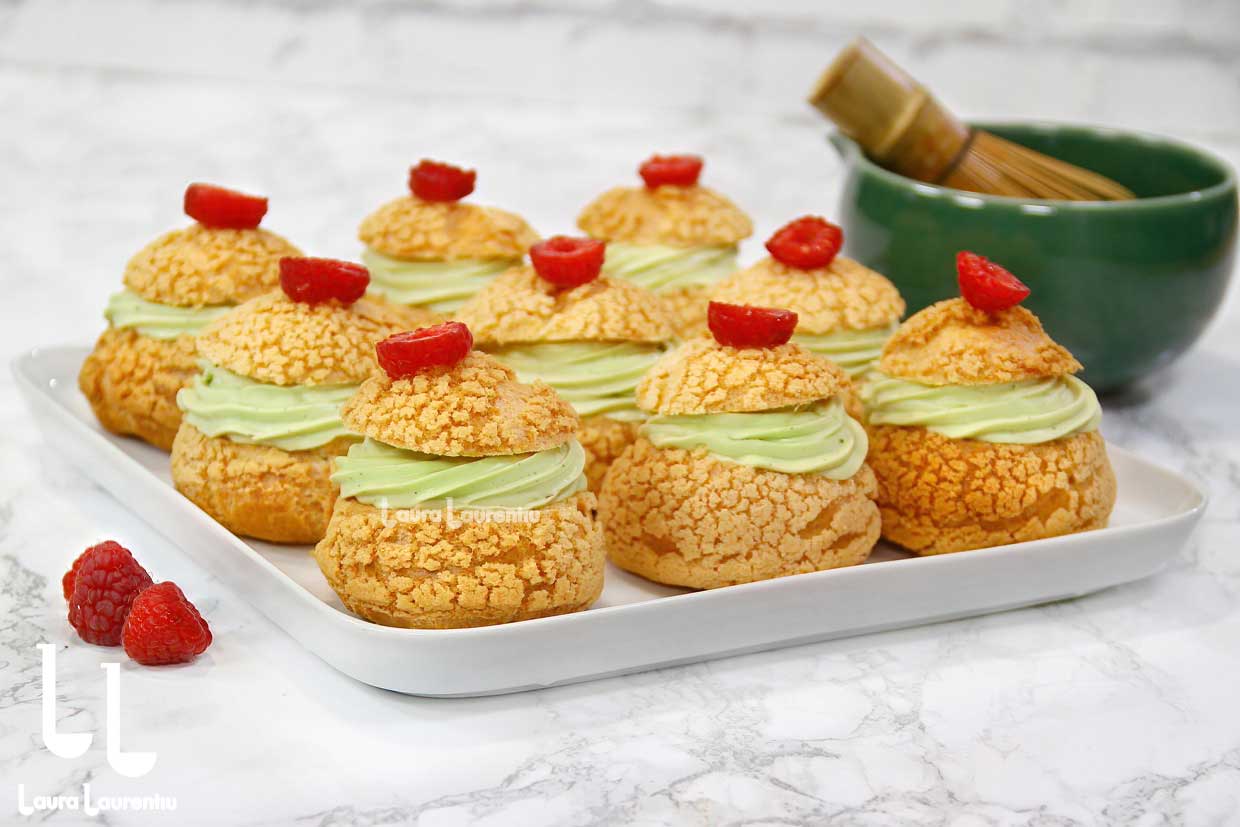 reteta video de choux au craquelin cu crema namelaka cu matcha si zmeura