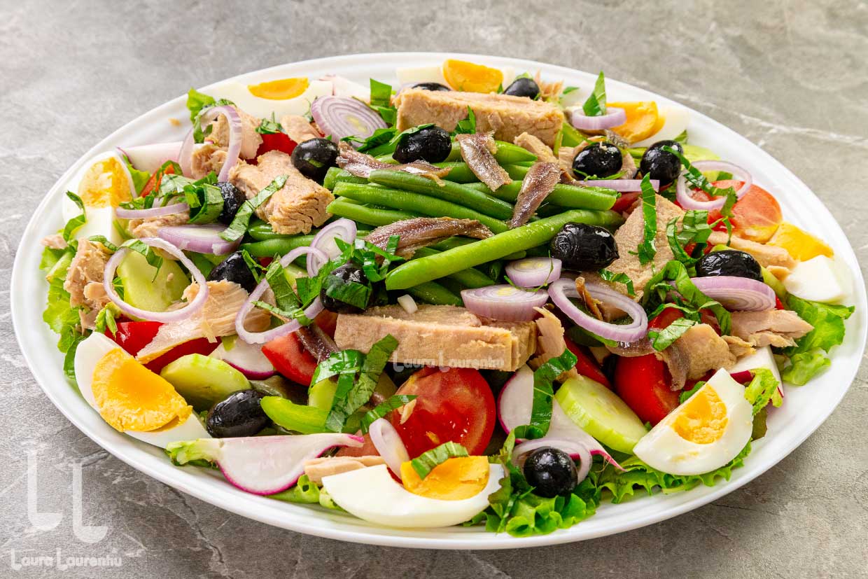 salata nicoise gata asamblata pe platou