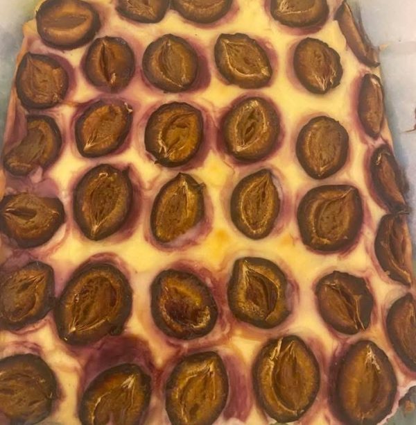 Prăjitura cu prune și cremă de smântână încercată de Mioara Barcutean