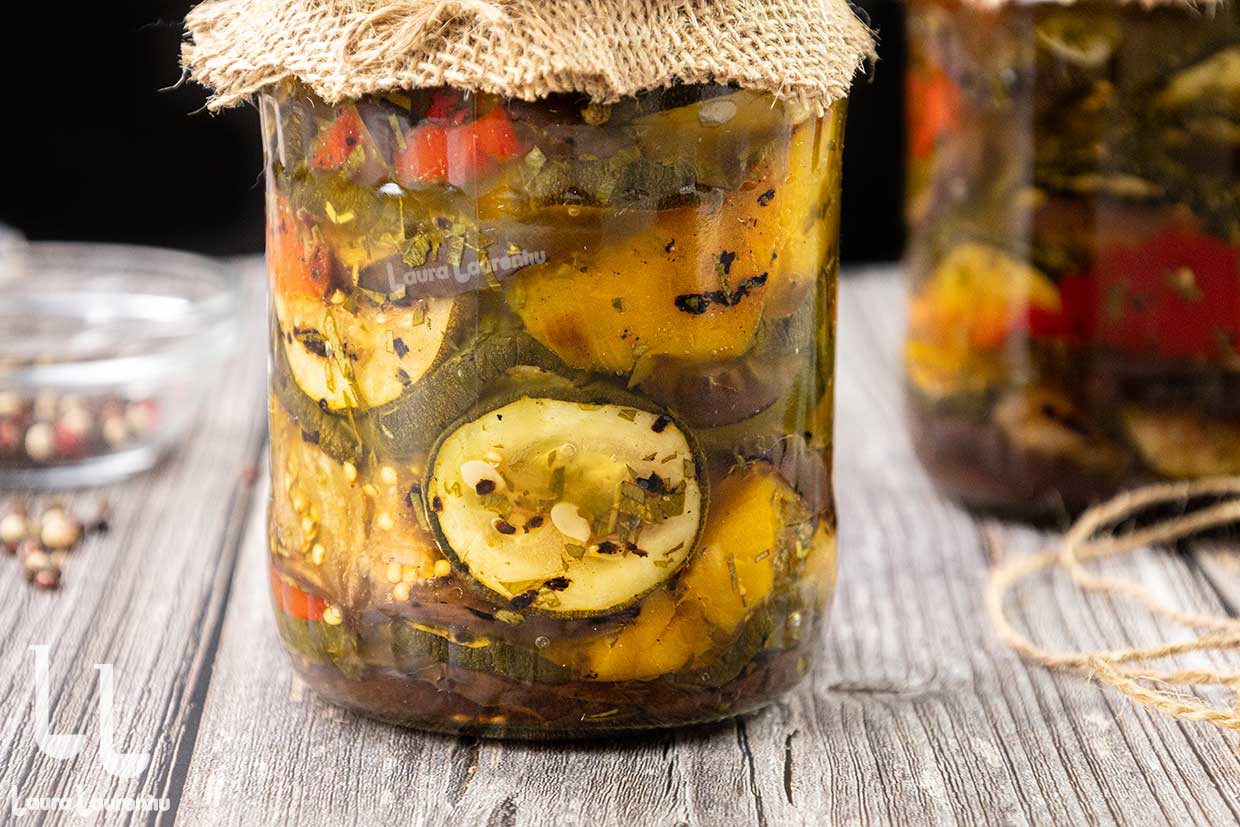 dovlecei vinete si ardei la grill in ulei conservati in borcan pentru iarna reteta detaliata laura laurentiu