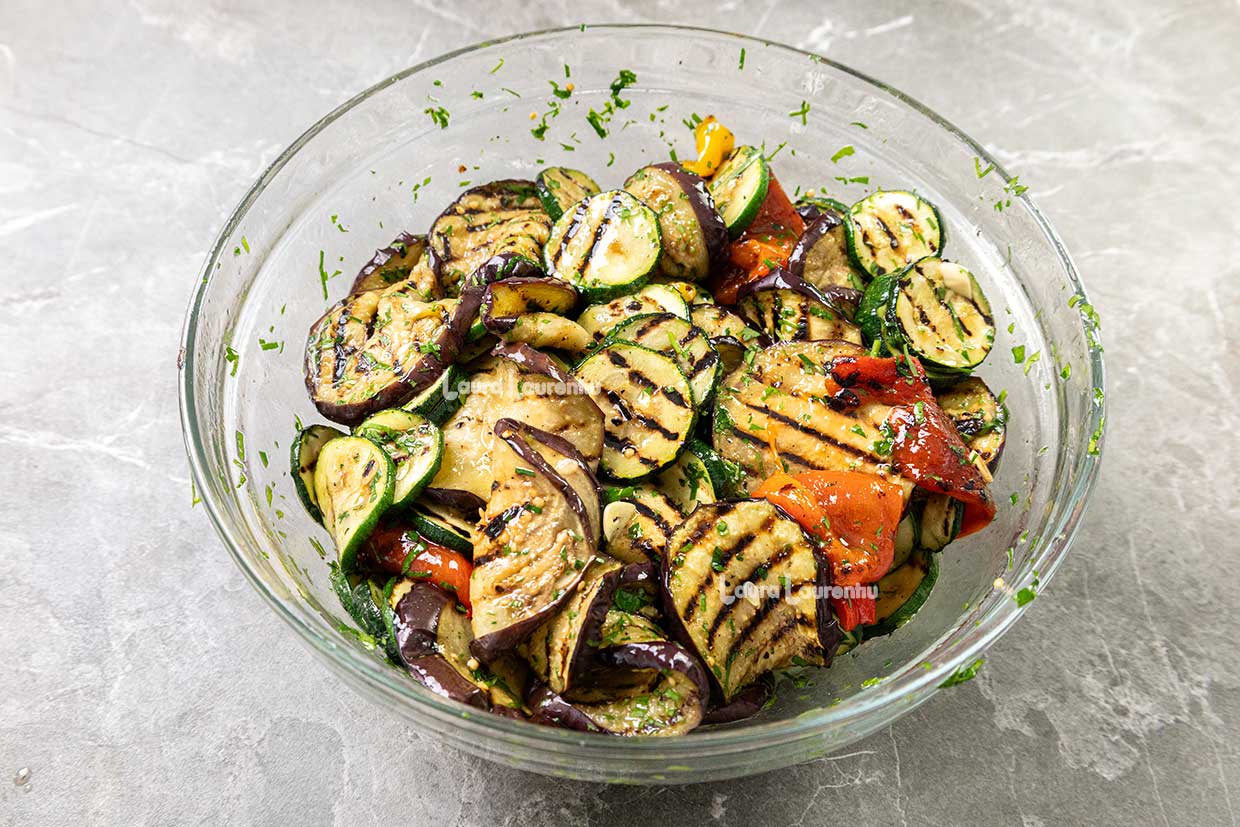 legume la grill amestecate cu dressing usturoi si patrunjel tocat