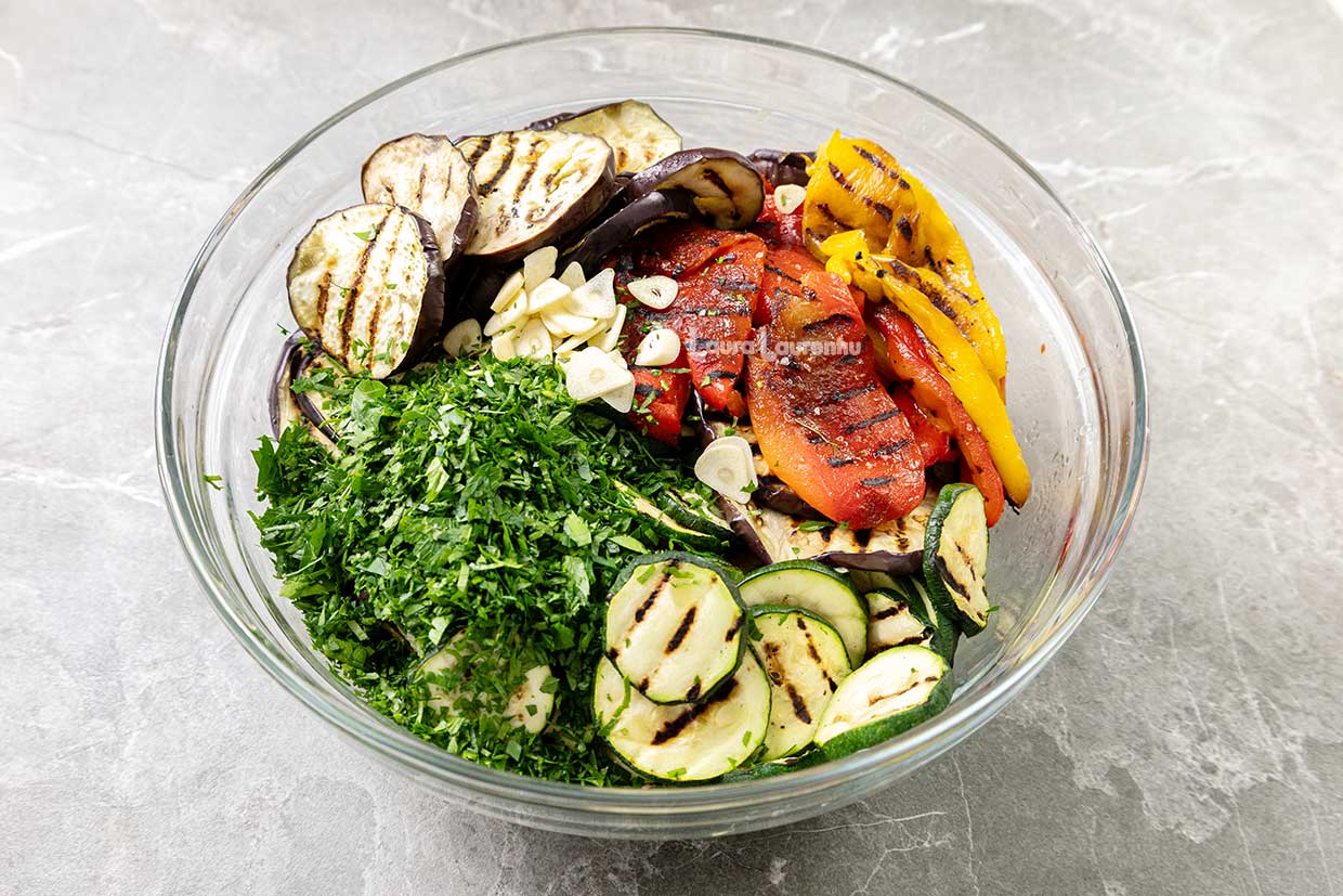 legume la grill usturoi si patrunjel in castron