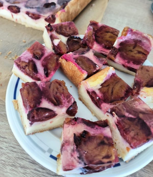 Prăjitura cu prune și cremă de smântână încercată de Corina Popa