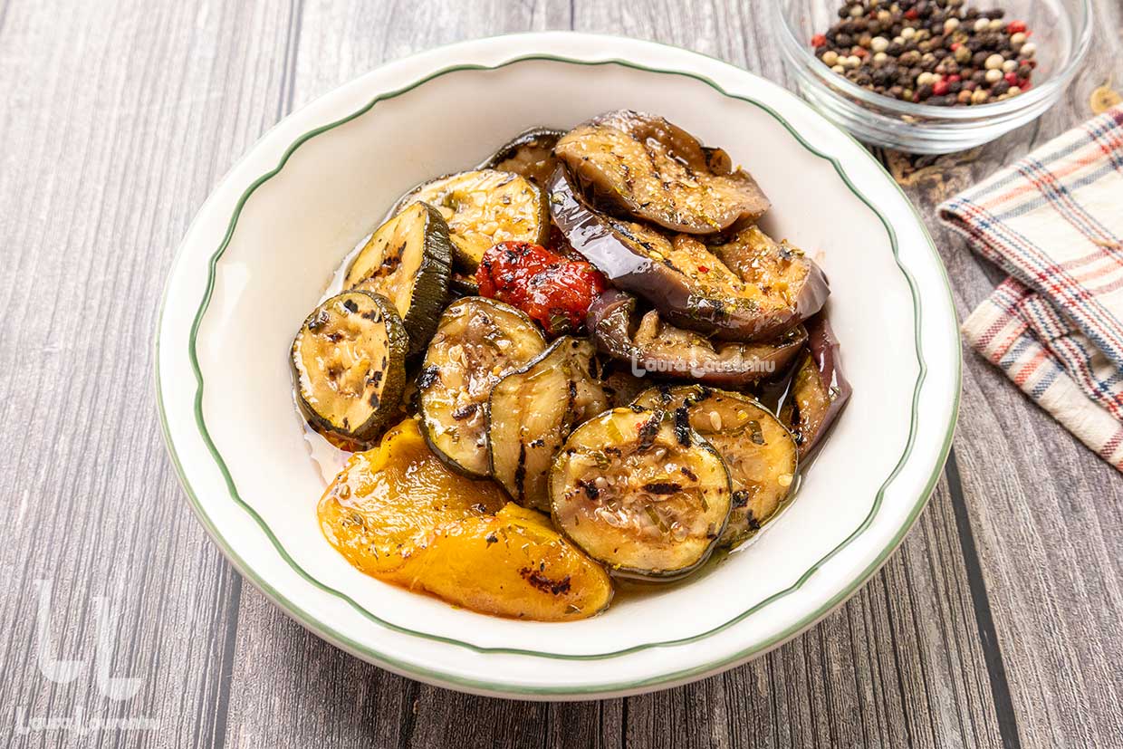 salata de legume la grill in ulei servita in farfurie reteta detaliata