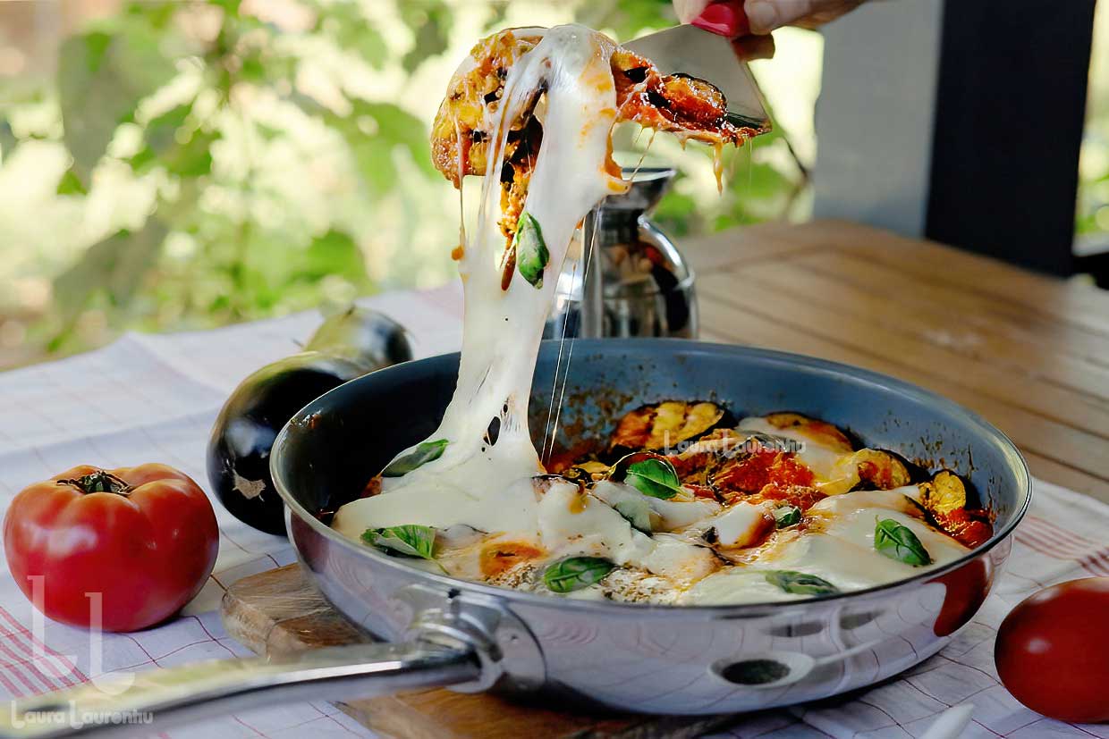 servire vinete cu sos de rosii si mozzarella