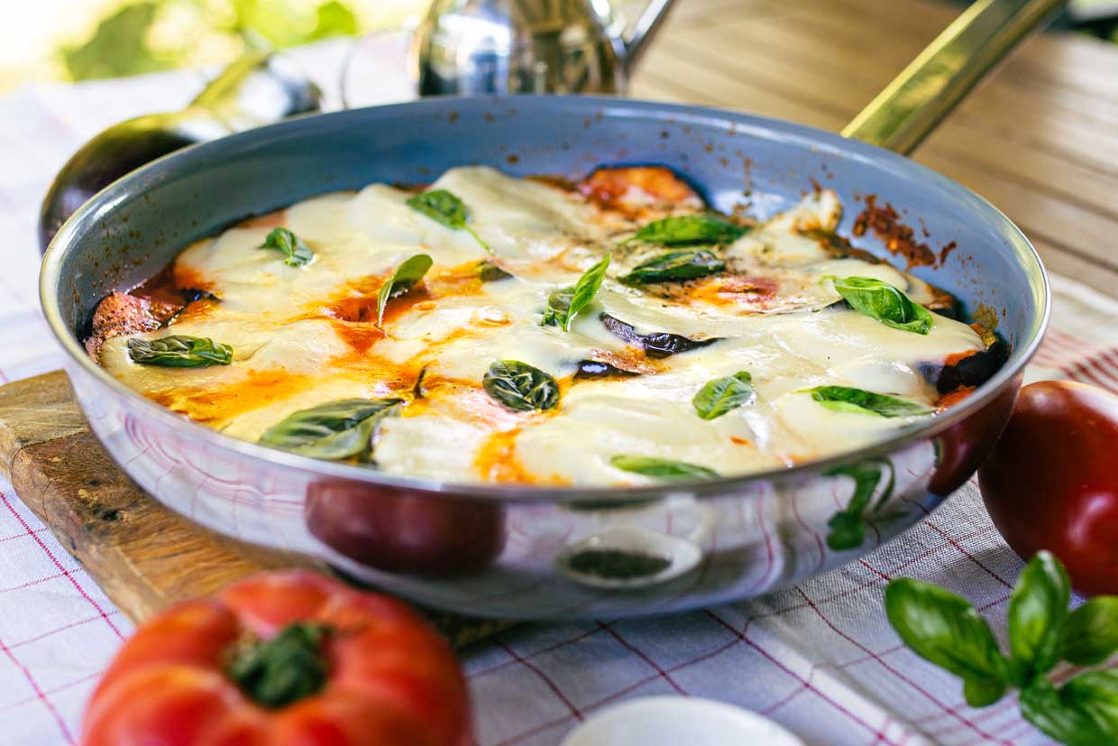 vinete cu mozzarella usturoi sos de rosii si busuioc