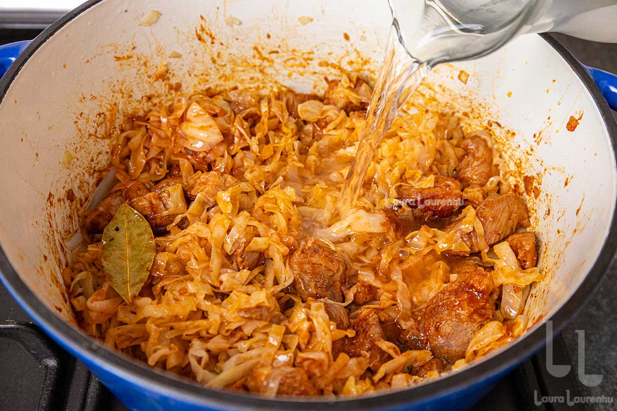 adaugare apa in oala cu gulas secuiesc