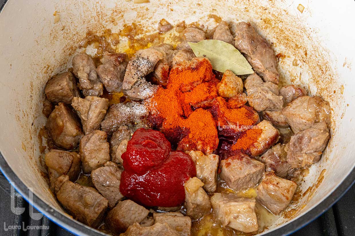 adaugare paprika pasta de rosii si foaie de dafin