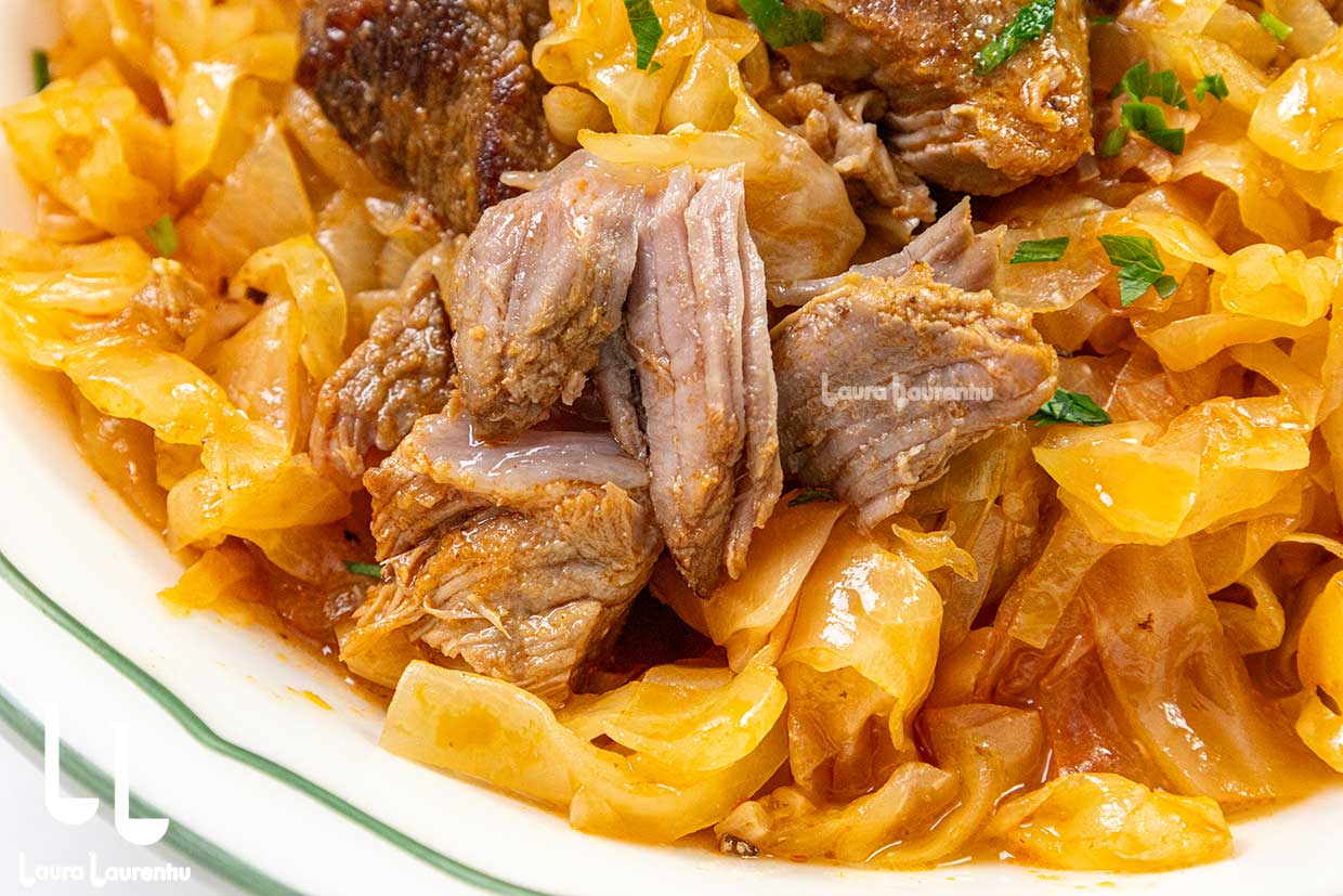 carne frageda de porc si varza murata in mancarea szekelykapuszta sau gulas secuiesc reteta pas cu pas