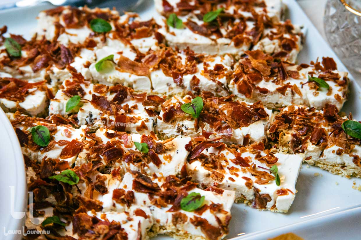 cheesecake sarat cu topping de bacon crocant