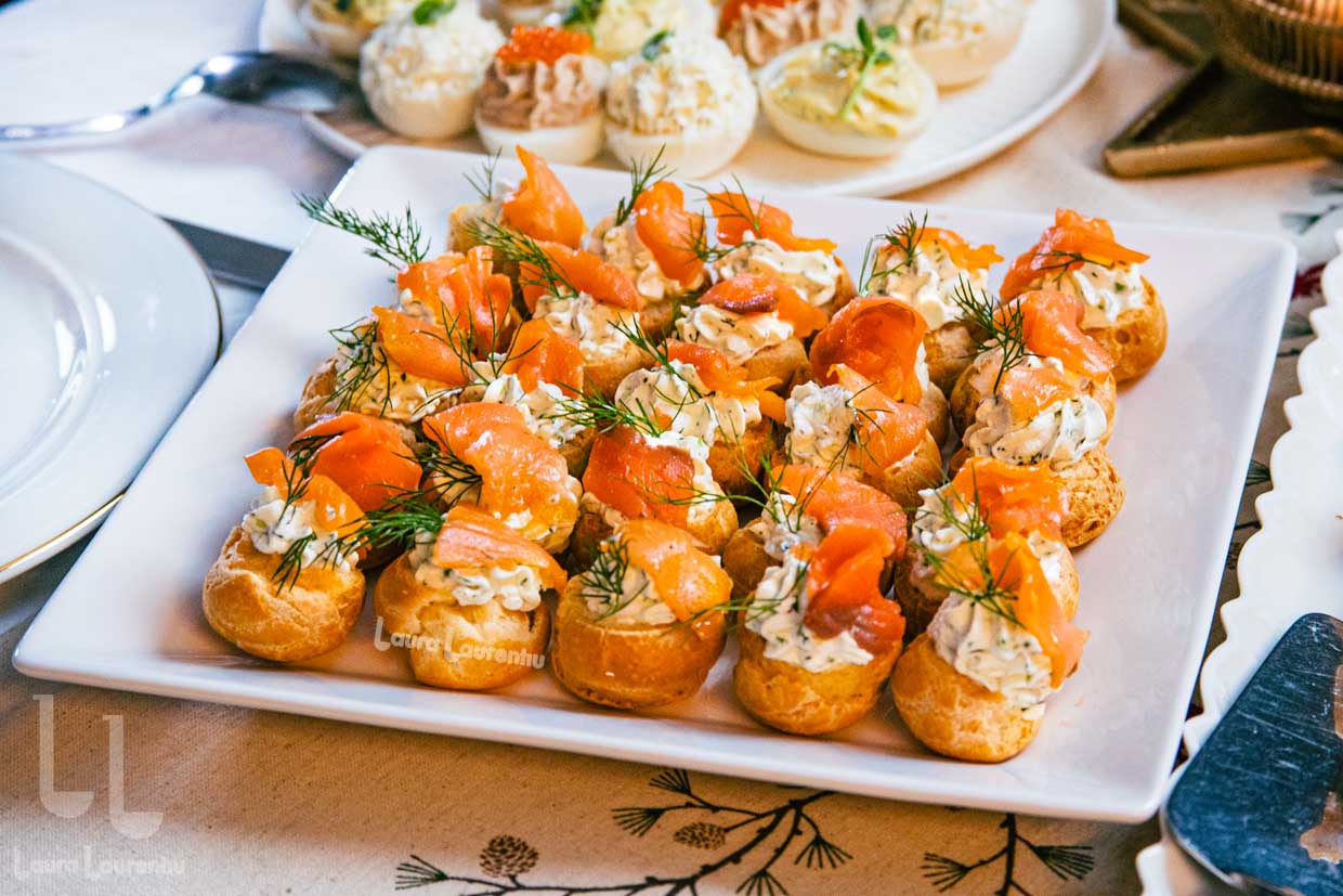 selectie de aperitive festive choux cu crema de branza si somon afumat reteta video laura laurentiu