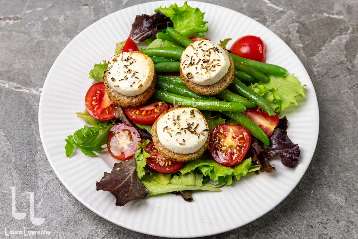salata cu branza calda de capra asamblata pe farfurie
