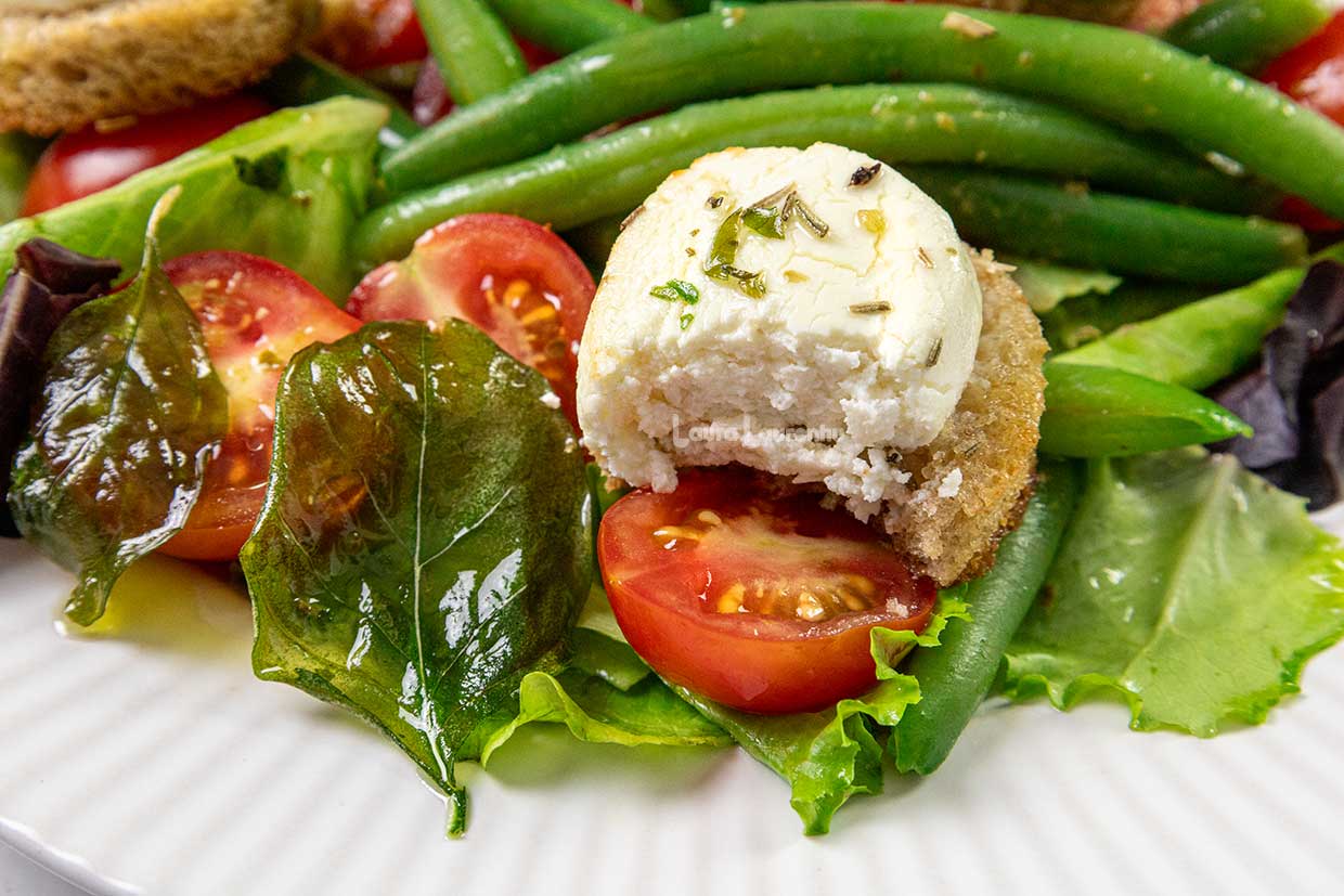 servire salata cu branza calda de capra